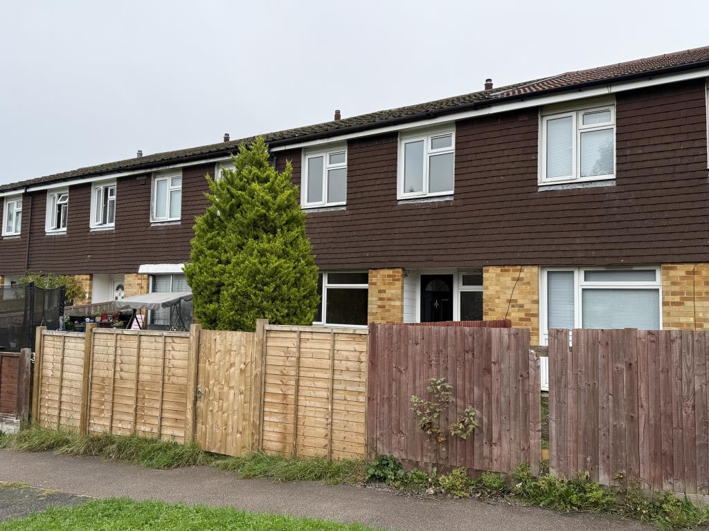 Lot: 65 - HOUSE IN NEED OF IMPROVEMENT - Front View of House in Need of Improvement